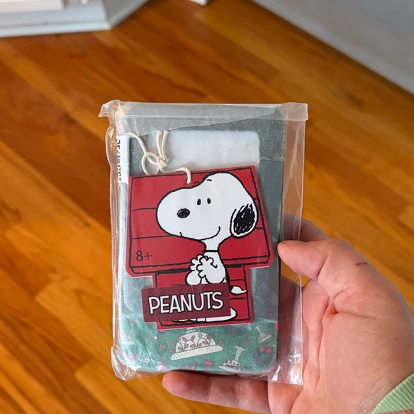 Loungefly Green and red Snoopy Christmas wreath cardholder NWT - Picture 1 of 2